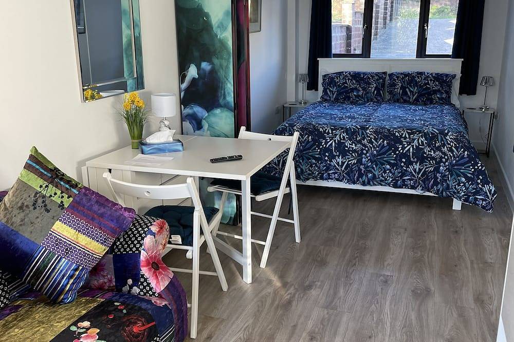 Entire apartment, Studio Annie is the Most Relaxing Place to Stay With Free off Road Parking in Worthing, West Sussex