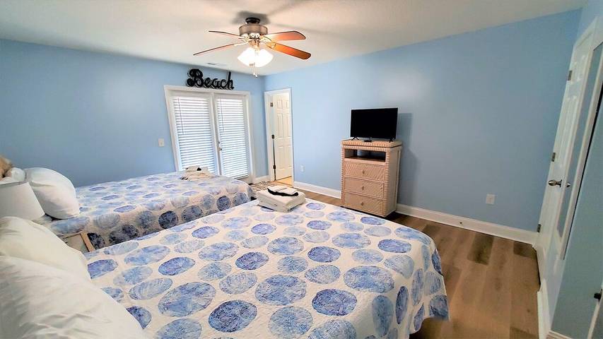 Vacation rental for 16 people, with balcony and hot tub in Surfside Beach