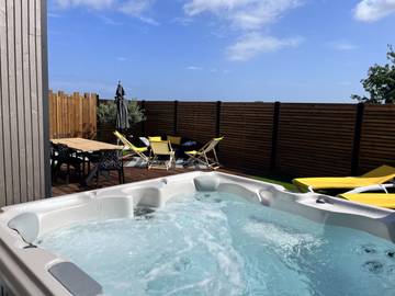 Gîte pour 6 personnes, avec jardin ainsi que terrasse et jacuzzi à Plurien