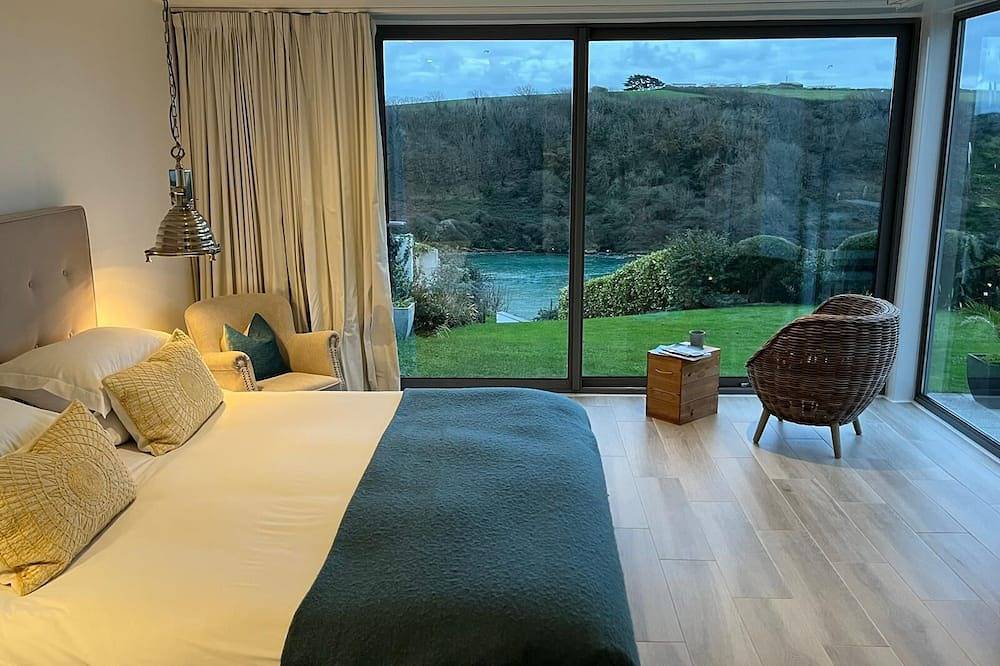 Stunning North Cornwall Beach House, direct beach access, surfing, amazing view in Newquay, Cornwall