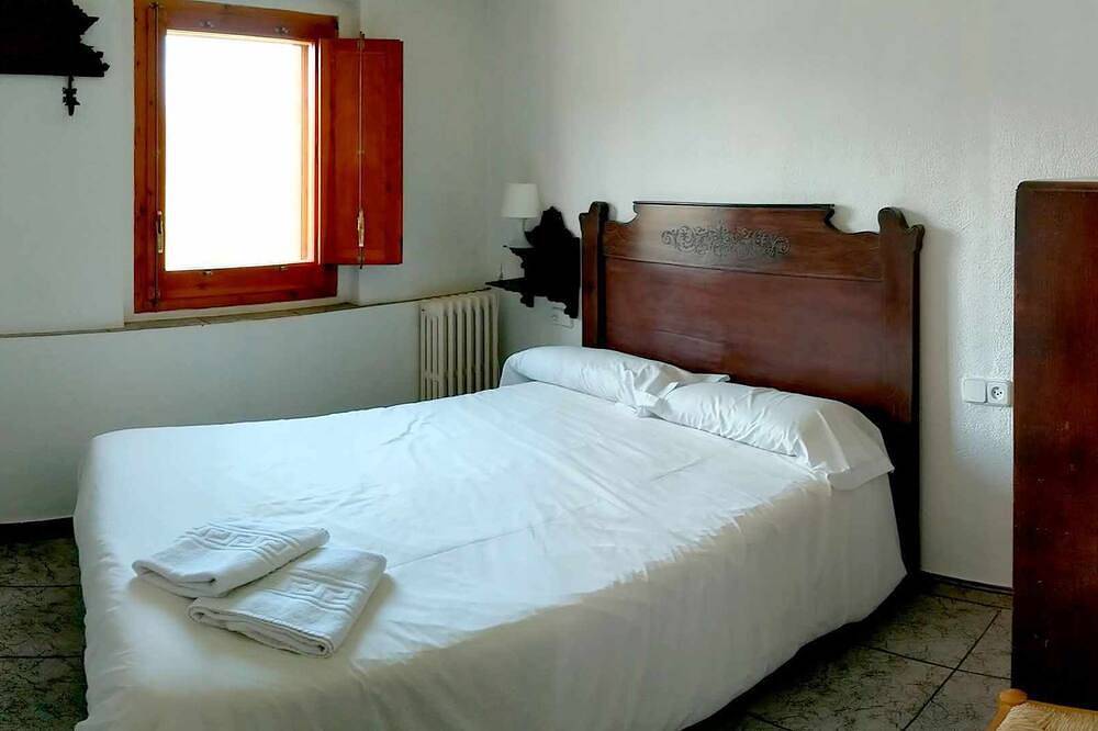 Apartamento entero, Apartamento 'Mas El Carrer - Blanc' con piscina compartida, jardín compartido y Wi-Fi in Santa Pau, Parc Natural de Zona Volcànica de la Garrotxa