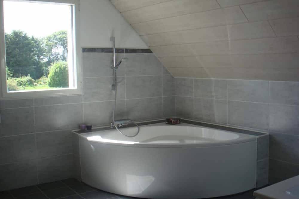 Villa con piscina a la entrada de la península de Crozon. in Argol, Iroise