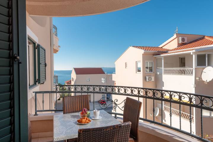 Ferienwohnung für 4 Personen, mit Balkon und Ausblick in Tucepi - 2