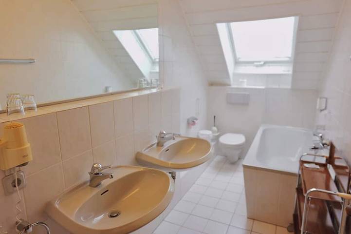Ganze Wohnung, In & Out Boardinghaus Superior-Zimmer in Zweifall, Stolberg