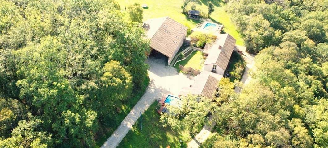 Location de vacances pour 5 personnes, avec piscine ainsi que vue et jardin à Anthé - 3