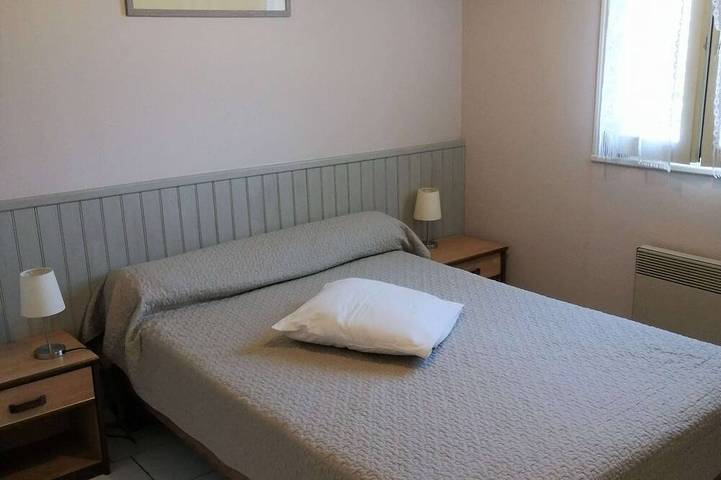 Gîte pour 5 personnes, avec terrasse ainsi que jardin et piscine à Thonac - 4