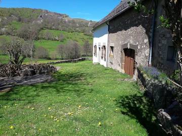 Gîte pour 6 personnes, avec vue et jardin, animaux acceptés à Cheylade