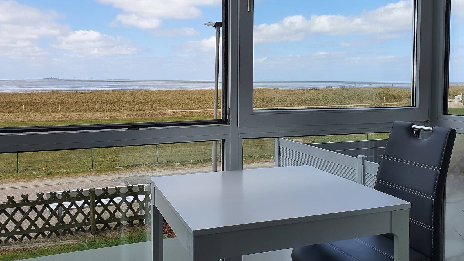Ganze Wohnung, Ferienwohnung 'Hochparterre' mit Meerblick, Balkon und Wi-Fi in Sahlenburg Strand, Cuxhaven