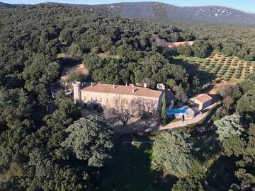 Gîte pour 8 personnes, avec vue ainsi que jardin et piscine à Argelliers