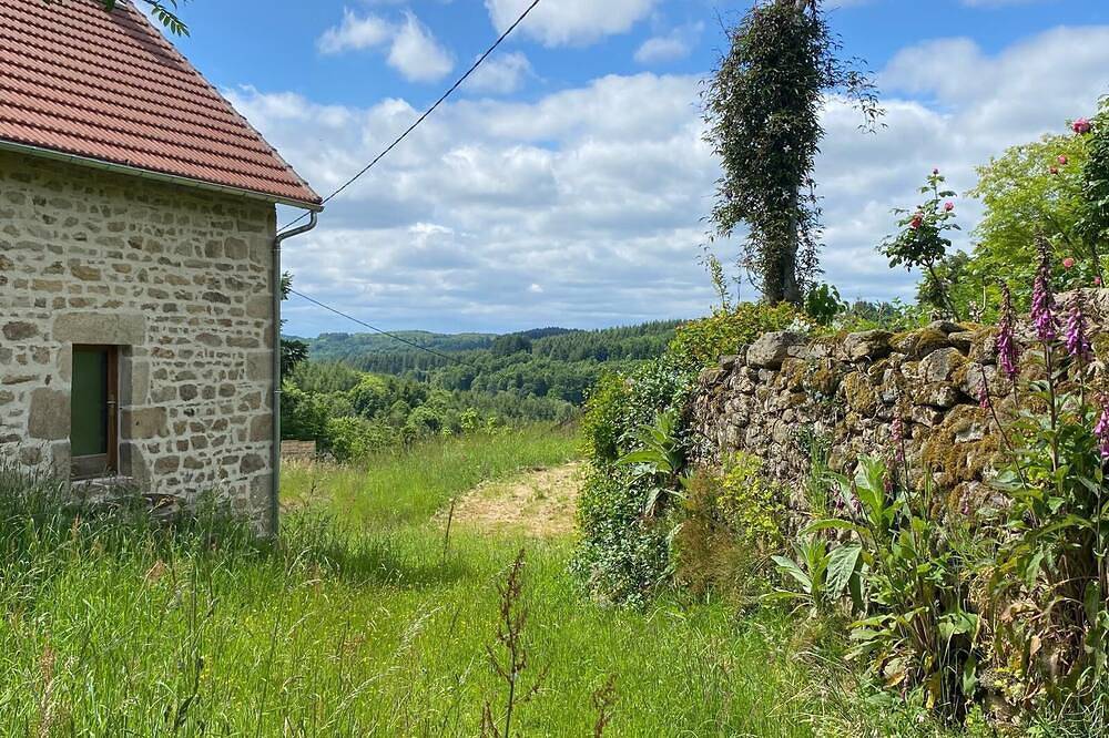 Charming house in a peaceful setting very close to Lac de Vassivière in Nedde, Región de Limoges