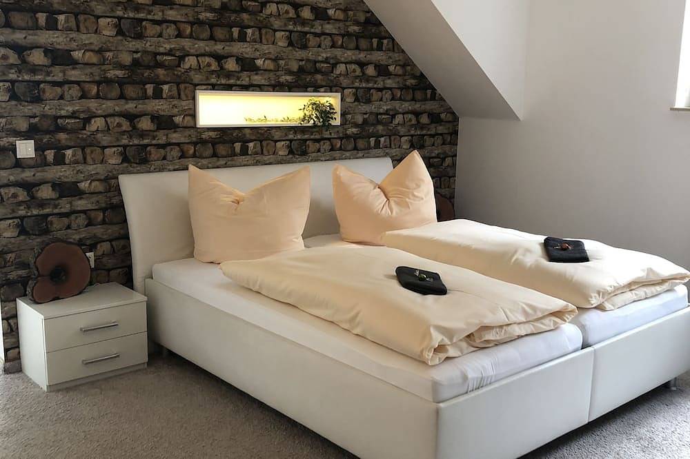 Entire apartment, Luxus-dachgeschoos Ferienwohnung Parkblick mit Dachterrasse , Kamin , 2 Sz in Bad Elster, Chemnitz (region)