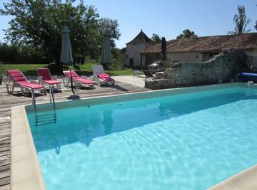 Gîte pour 8 personnes, avec piscine et jardin ainsi que terrasse et vue sur le lac à Monflanquin