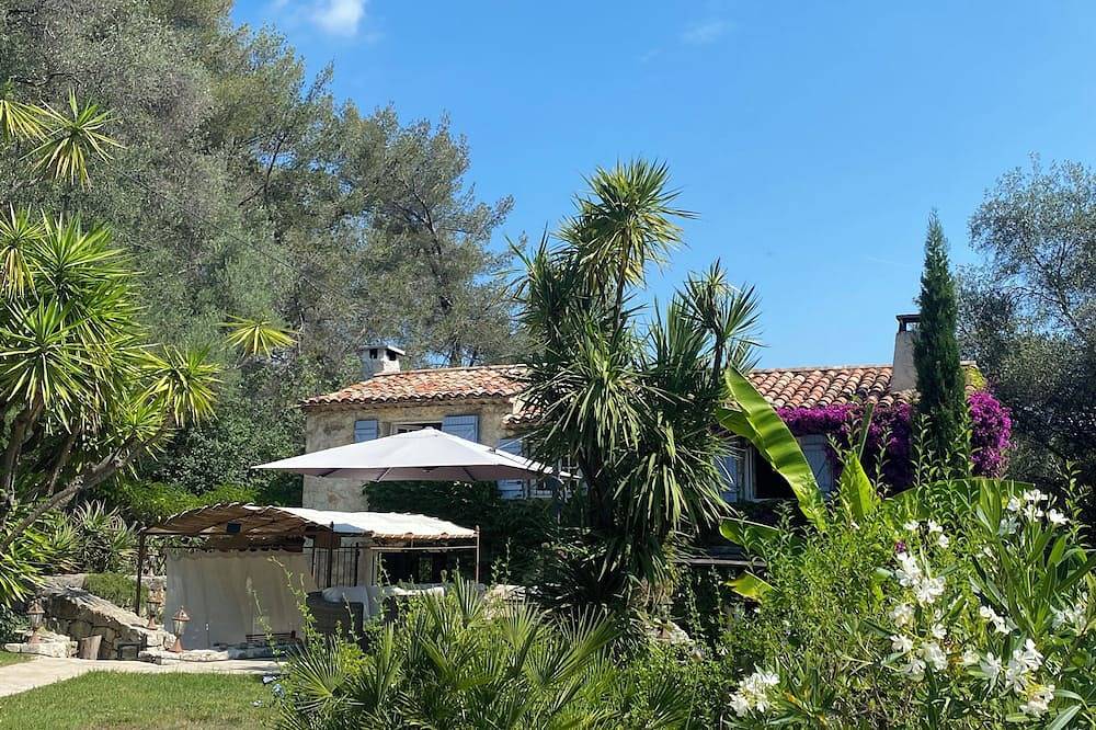 Charmante bergerie et ses annexes/ piscine à 2 pas de la mer. Animaux acceptés in Roquefort-les-Pins, Cannes region