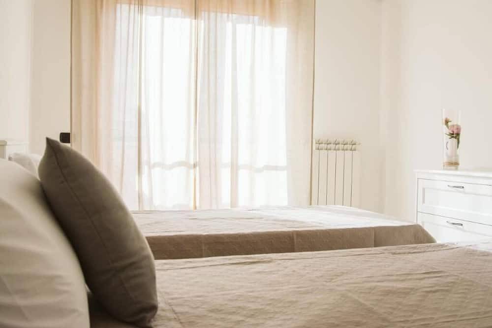 Entire apartment, Mirabila Apartment Pompeii: Comfort, History and Relaxation at Two Steps from the Ruins in Pompei, Vesuvio National Park