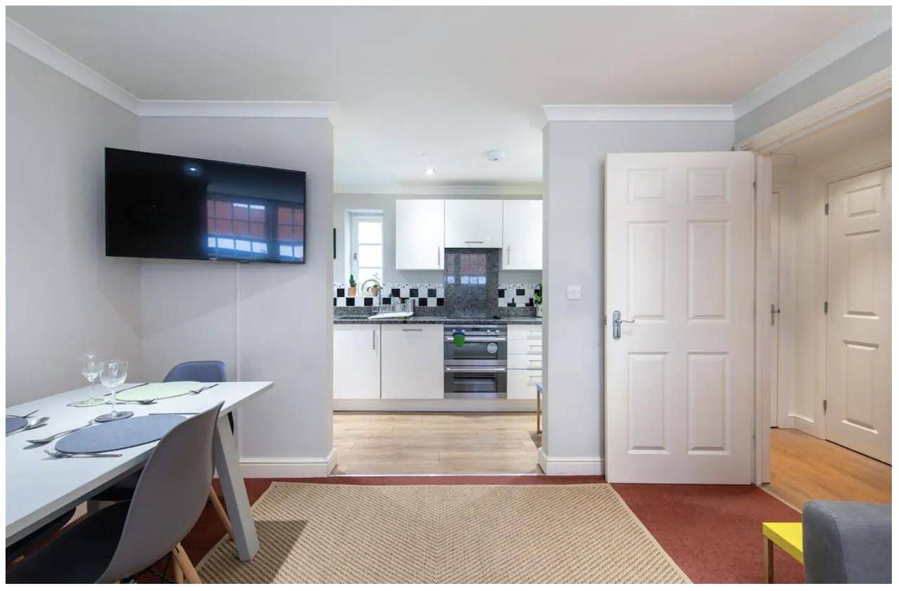 Wells City Centre, Quiet Mews House, sleeps 6 in Wells, Somerset