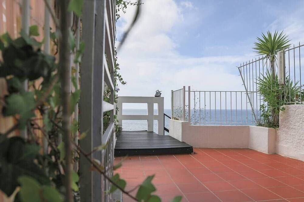 Entire apartment, Green Dream Studio by the beach by Trip2Portugal in Praia da Califórnia, Sesimbra