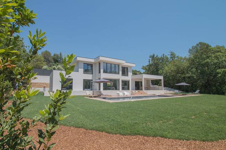 Location de vacances pour 9 personnes, avec jardin et terrasse à Châteauneuf-Grasse