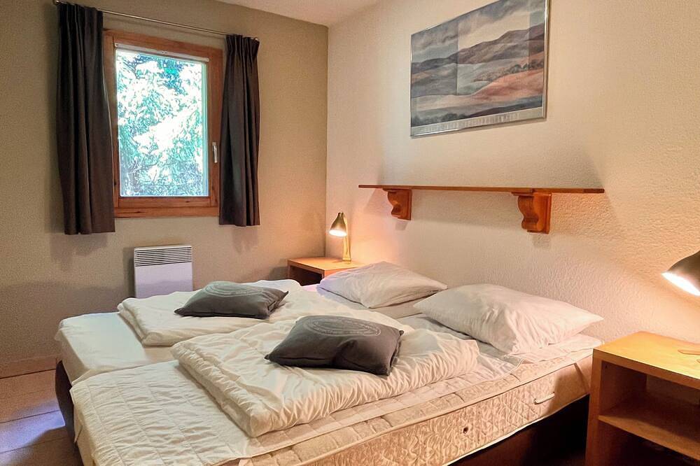 Chalet Bellevenoz - spacious 12-person chalet, peaceful & 100m from ski lift in Oz, Nationalpark Écrins