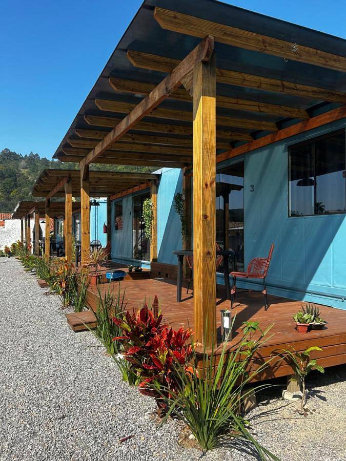 Casas e apartamentos de temporada para 2 pessoas, com balcão e jardim em Porto Belo