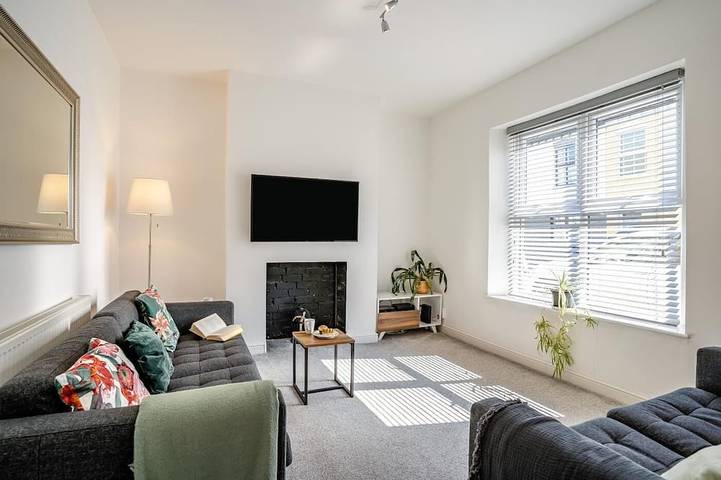 Log cabin for 6 people, with Garden in Cardiff