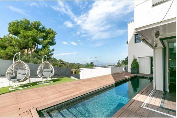 Chalet para 19 personas, con jardín y sauna además de jacuzzi y piscina en Barcelona