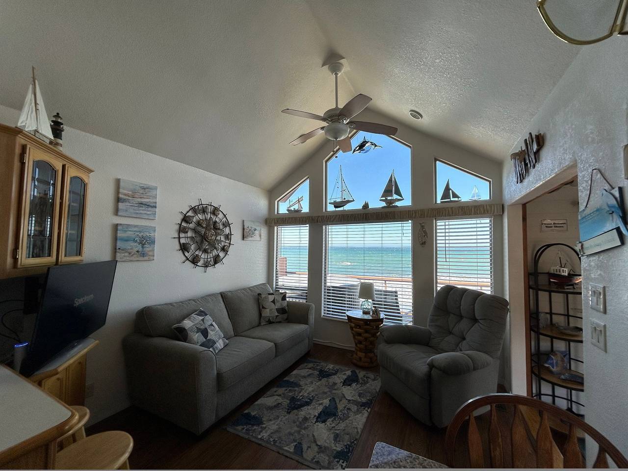 Entire apartment, Oceanfront Cabin 9 with Jacuzzi &  Awesome Views in Del Norte County