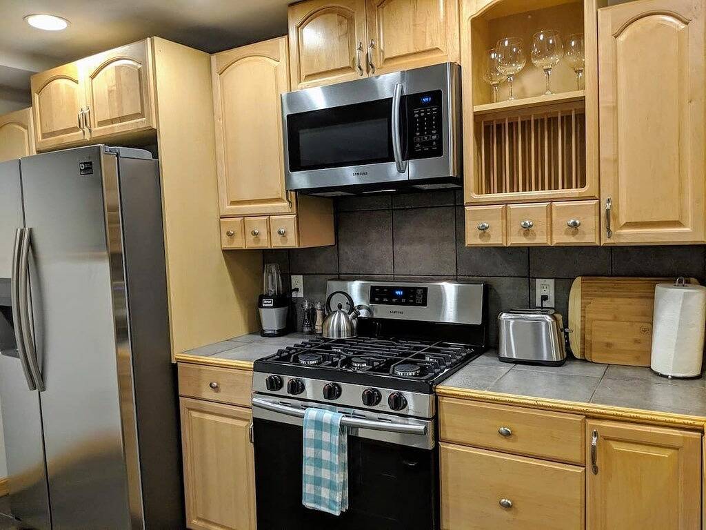 Ganze Wohnung, Stay in comfort and style! Encore Private Suite + Free parking! Close to Boston! in Everett (MA), Massachusetts