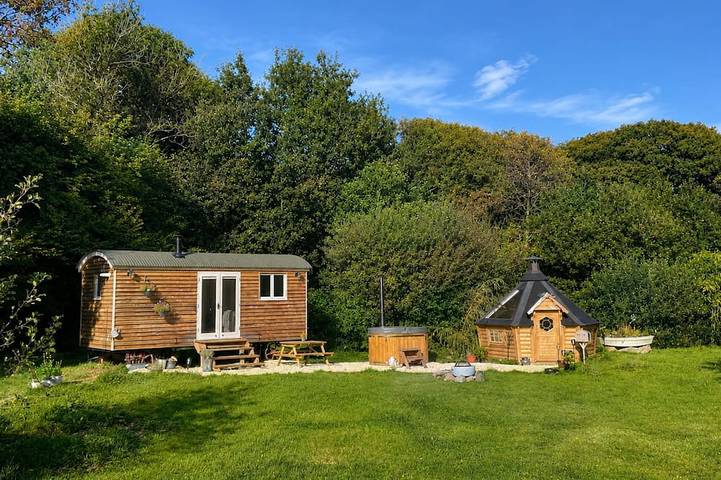 Log cabin for 2 people, with Hot tub and Garden in Cornwall