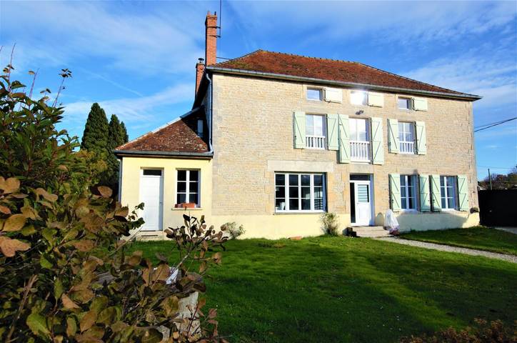 Gîte pour 15 personnes, avec piscine ainsi que jardin et terrasse dans Trannes
