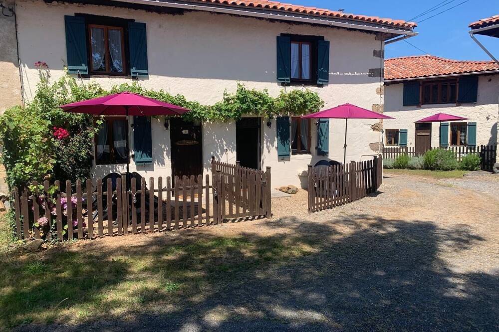 Cogulet Gite de caractere avec piscine - 2 chambres -campagne Charantaise in Exideuil, Charente