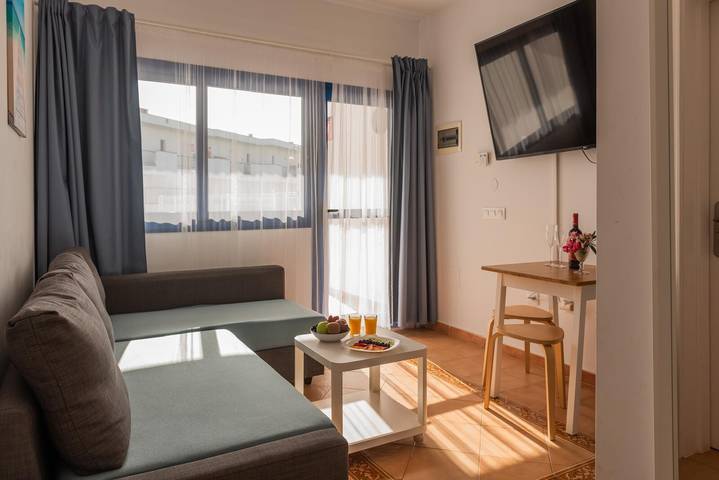 Apartamento entero, Apartamento vacacional 'Casita Lola' con patio exterior y vistas a la piscina compartida in Costa Calma sur, Pájara