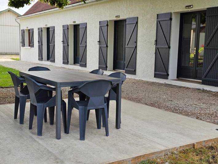 Location de vacances pour 9 personnes, avec jardin ainsi que vue et piscine à Cours-de-Pile - 3