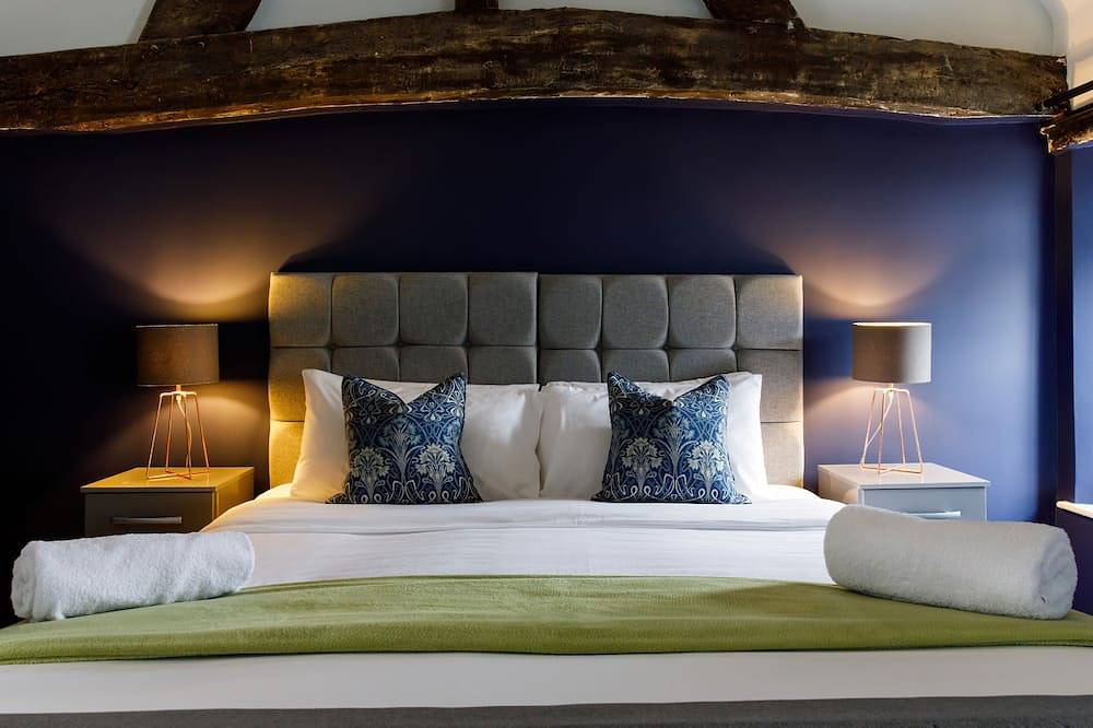 Entire apartment, Canon Gate , Chichester Cathedral  - sleeps 4 guests  in 2 bedrooms in Chichester, West Sussex
