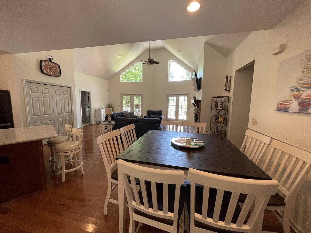 Cheerful 3 Bdrm Lakefront Cottage on Lake Oconee in Lake Oconee