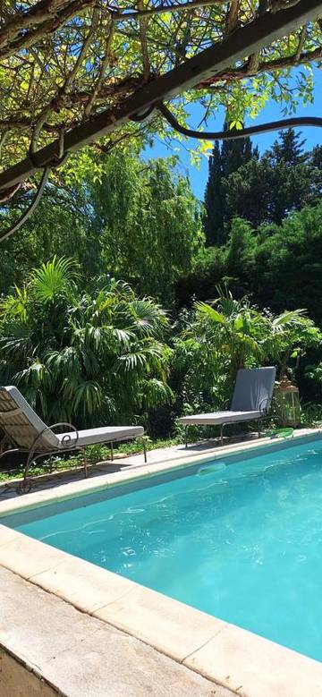 Gîte pour 6 personnes, avec vue ainsi que piscine et jardin dans Les Paluds de Noves