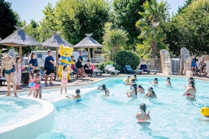 Camping pour 4 personnes, avec Jacuzzi ainsi que Bassin pour enfant et Piscine