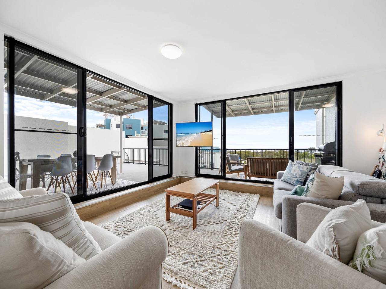 Entire apartment, Beachside 3-Bed with Bbq, Pool, Gym in Mudjimba, Sunshine Coast