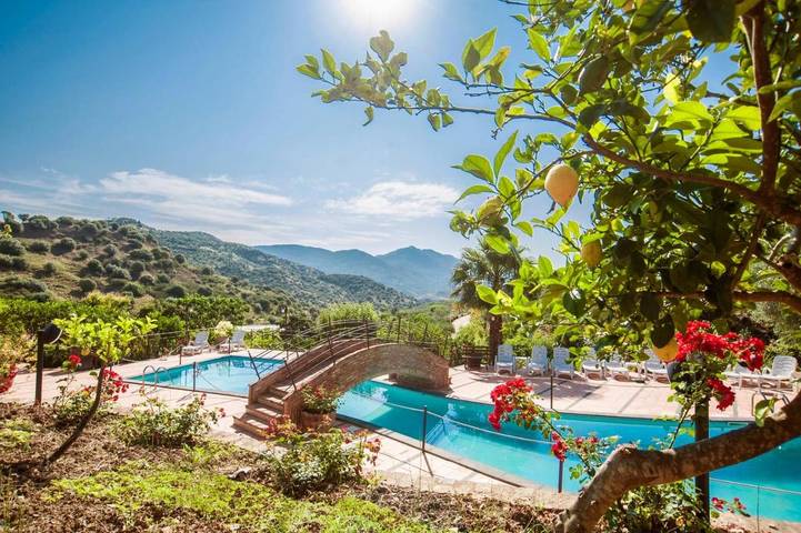 Casa vacanza per 4 persone, con piscina e terrazza nonché giardino e panorama, con animali domestici in Castelbuono