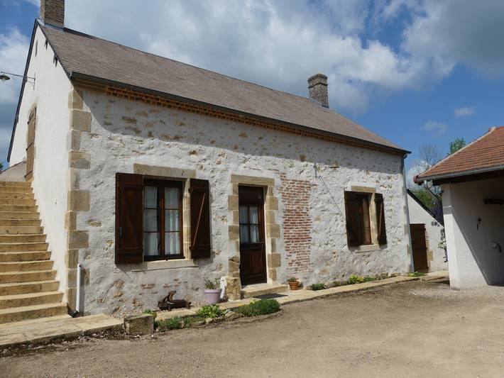 Gîte pour 5 personnes, avec jardin et terrasse à Cercy-la-Tour