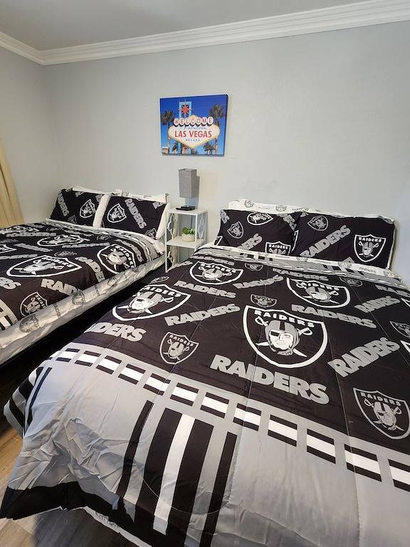 Spacious 5-Bedroom Retreat with Pool – Minutes from the Las Vegas Strip! in Winchester (NV), Nevada