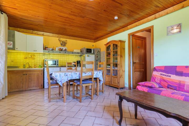 Gîte "À l’ombre du Tilleul": Mountain View, Private Terrace & Wi-Fi in Montpezat-sous-Bauzon, Parc naturel régional des Monts d'Ardèche
