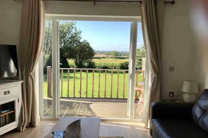 Peaceful home from home cottage beautifully presented in village location. in Warwickshire