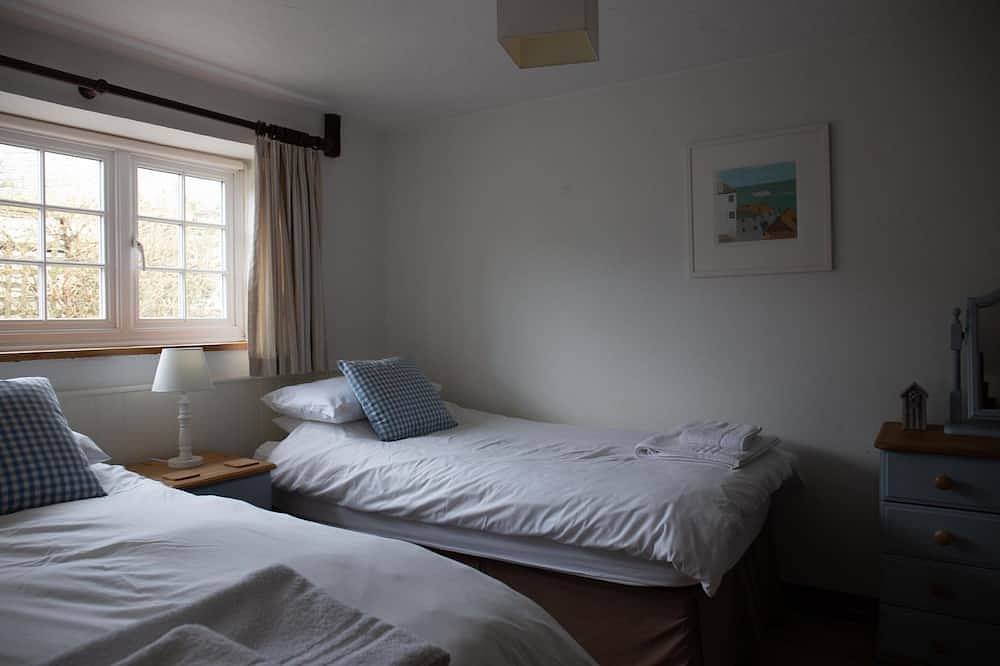 The Milking Parlour, shared hot tub and sauna in Hartland, Hartland Devon Heritage Coast