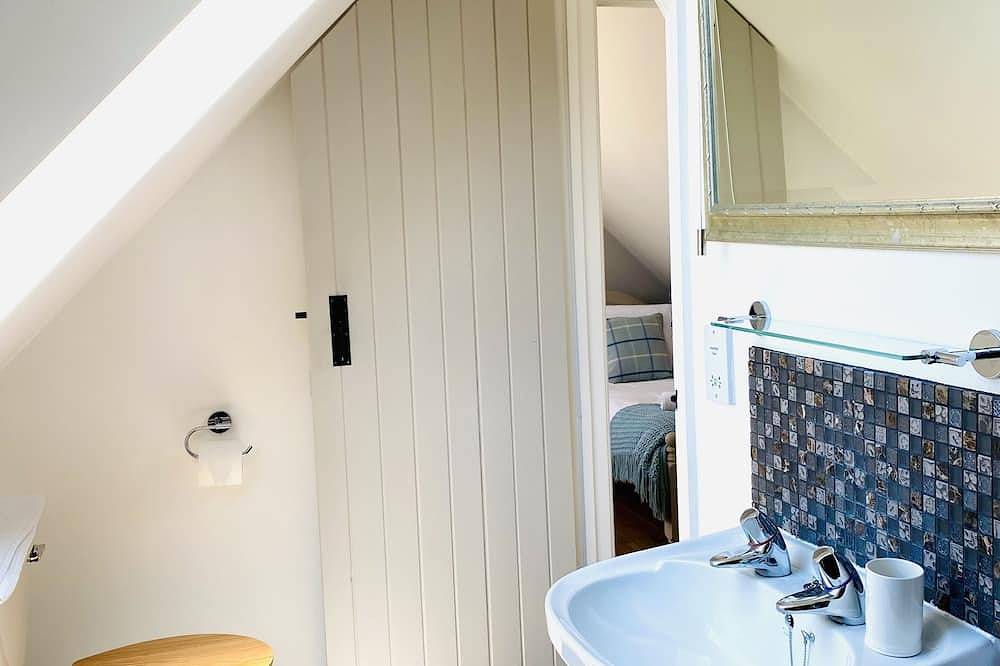 ** Lovely 2 Bedroom Cottage, Great Location ** in Lymington, Hampshire