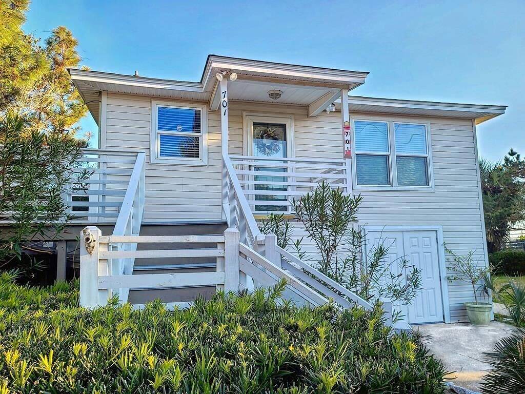 Costa La Vista! Oceanfront Home with In-law Suite - Free $250 Beach Gear Credit in Folly Beach, Charleston County