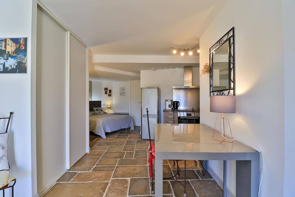 Geheel appartement, Grote zeer comfortabele studio met tuin in het hart van een dorp in de Provence in Villecroze, Draguignan en omgeving
