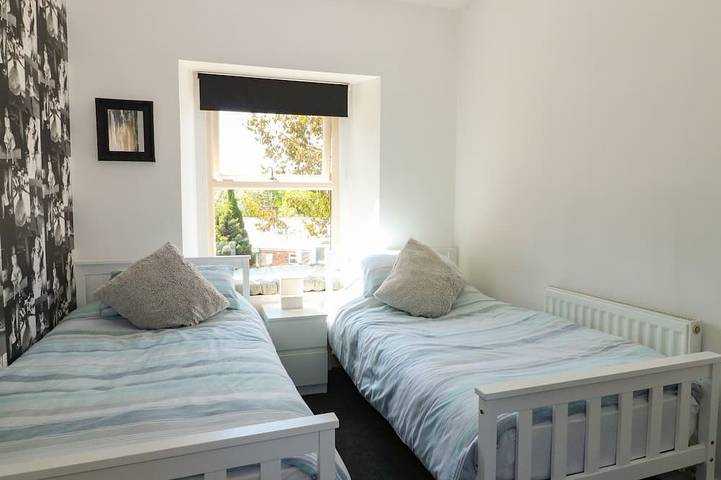 2 Snape Hill, family friendly, with open fire in Dronfield in Derbyshire