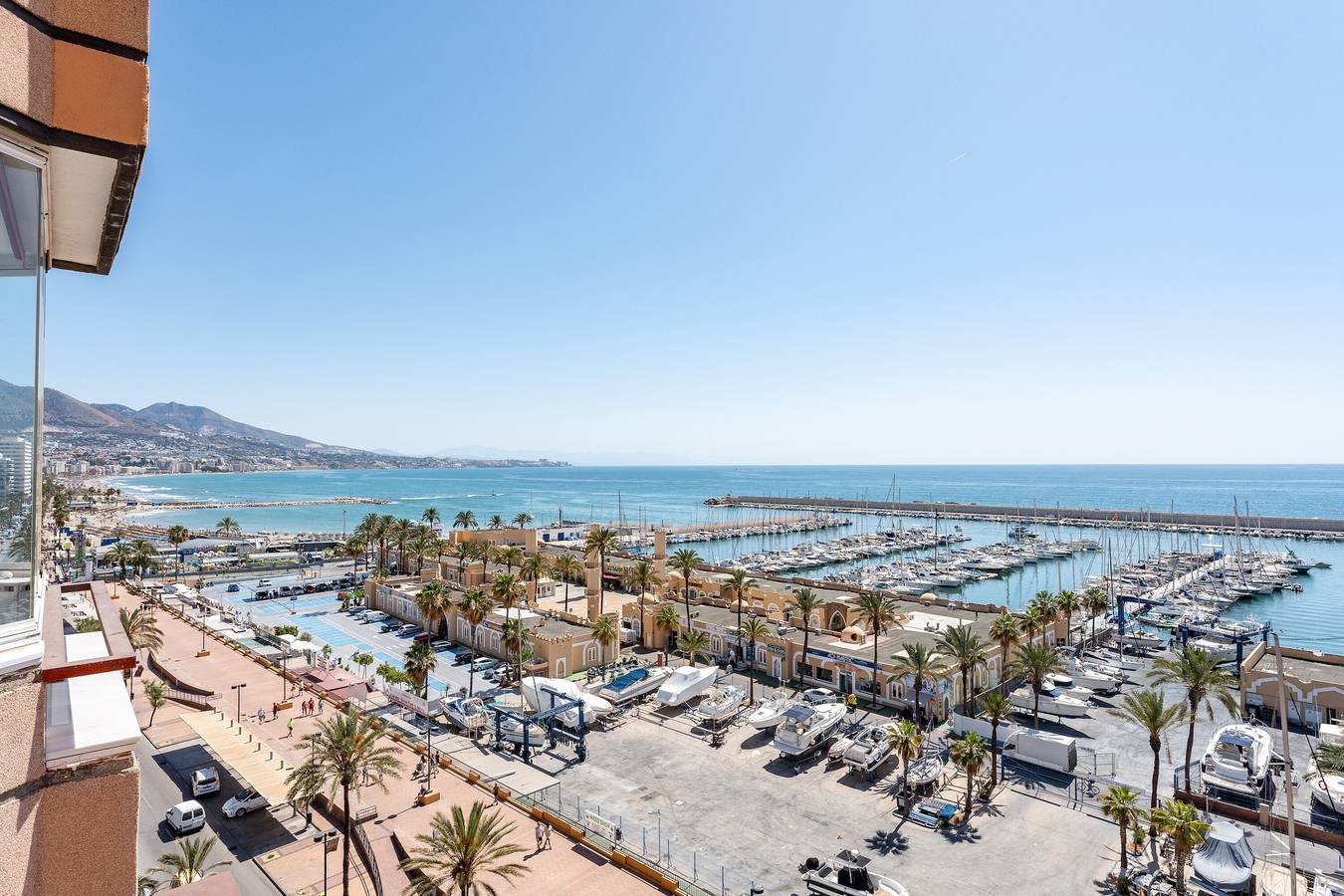 Entire apartment, 'Stunning Marina View Apartment' with Wi-Fi in Fuengirola Centre, Fuengirola