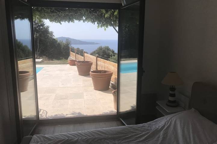 Single-storey villa, sea view, swimming pool, 5' from beaches, peaceful setting. in Coti-Chiavari, Ajaccio und Umgebung