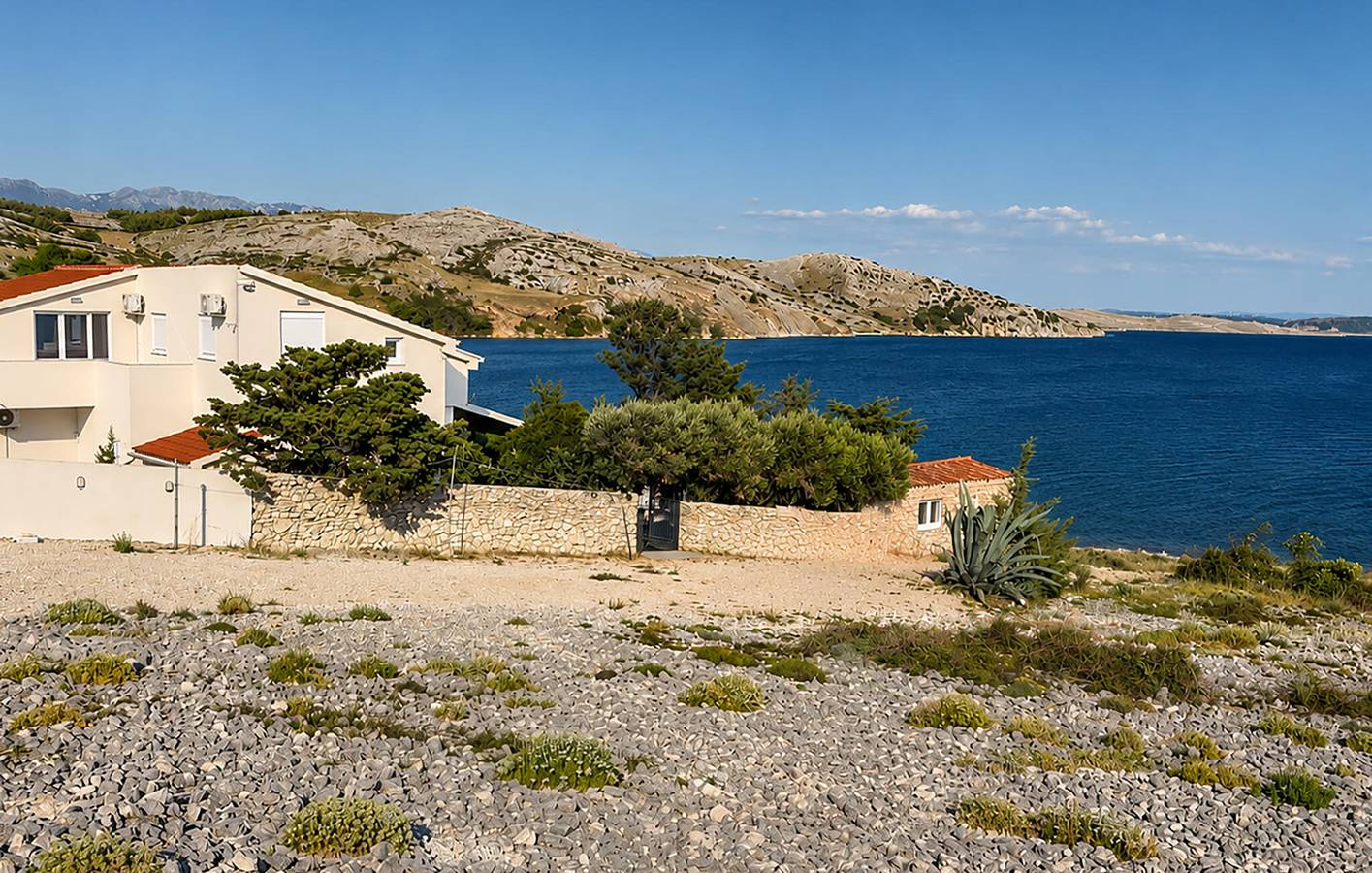 Ganze Ferienwohnung, Gemütliche 1-Zimmer-Wohnung mit WLAN, Küche und Parkplatz, 800 m vom Strand entfernt in Pag